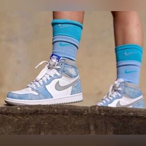 Air Jordan 1 Retro High OG Hyper Royal/Smoke Grey 
Big Kids Size 7Y-Women's 8.5